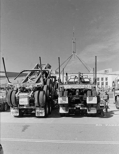 Logging trucks blockade Parliament House, Canberra, 1995