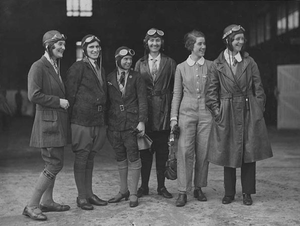 Escort for Amy Johnson's landing in Sydney, 1930